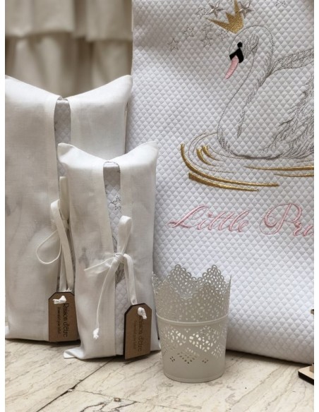 Κουβέρτα Πικέ Κούνιας -Swan with a Crown